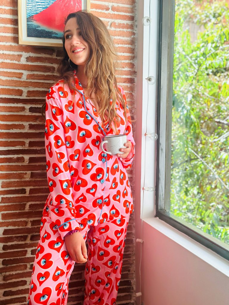 PIJAMA CLÁSICA MANGA LARGA Y PANTALÓN OJOS CORAZÓN NEÓN